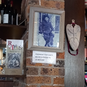 Photo d'un soldat kabyle en uniforme au restaurant Ramus - PG