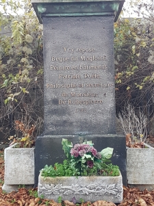 Socle du monument de Bègue dit Magloire au cimetière de Charonne