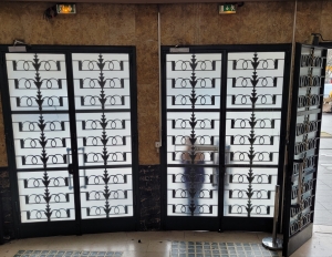 Ferronneries signées Raymond Subes sur la porte d'entrée du lycée Hélène Boucher
