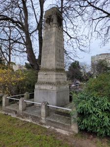 L'obélisque du cimetière de Belleville à la mémoire des quarante gardes nationaux tués pendant la Commune