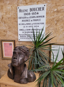 Buste d'Hélène Boucher dans le hall d'entrée du lycée Hélène Boucher